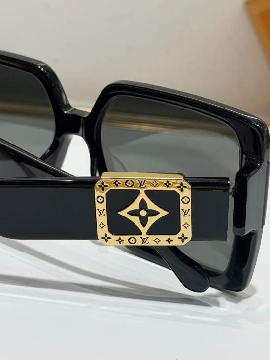 Picture of Louis Vuitton Sunglasses _SKUfw80236186fw